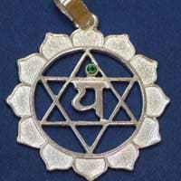 Imagen 4o chakra anahata zirconita verde en plata de ley | DimensionDistinta
