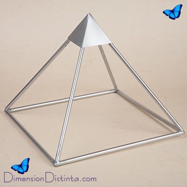 Imagen piramide aluminio 30 cm | DimensionDistinta