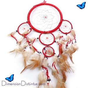 Atrapasueños rojo con plumas 5 circulos 22 cm