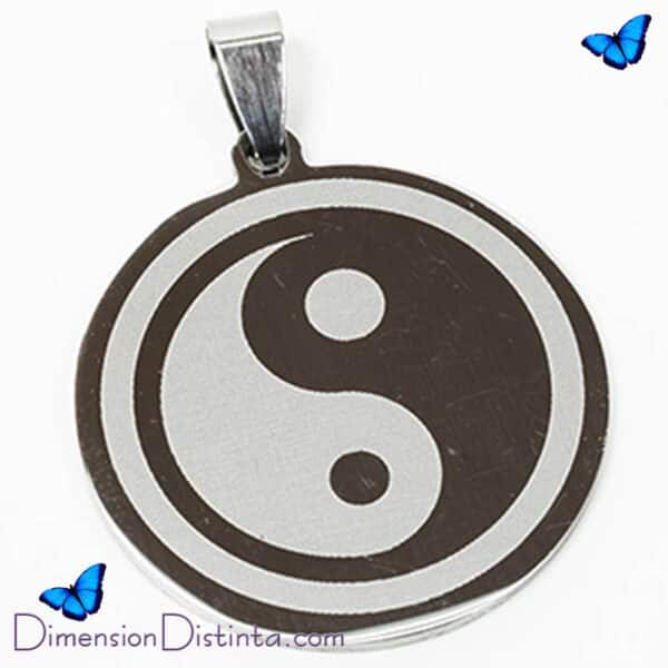 Imagen colgante acero ying yang en medalla negra 32 x 4 cm | DimensionDistinta