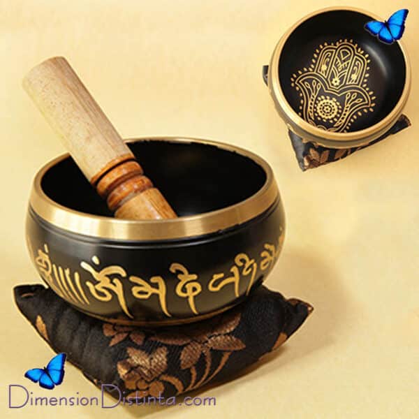 Imagen cuenco de laton negro decorado con la mano de fatima cojin y baqueta de maderaaprox 11 cms o 500gr | DimensionDistinta
