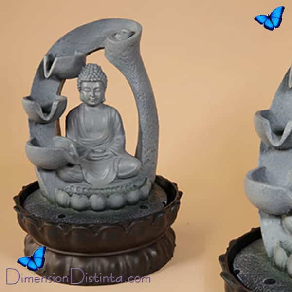 Imagen fuente resina gris con buda meditacion sobre pedestal de flor de loto | DimensionDistinta